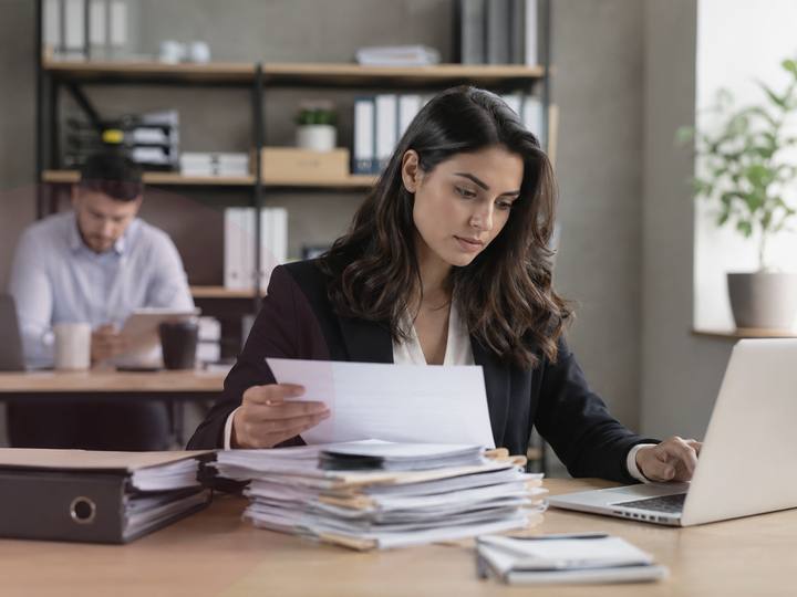 Échange calme autour de documents administratifs